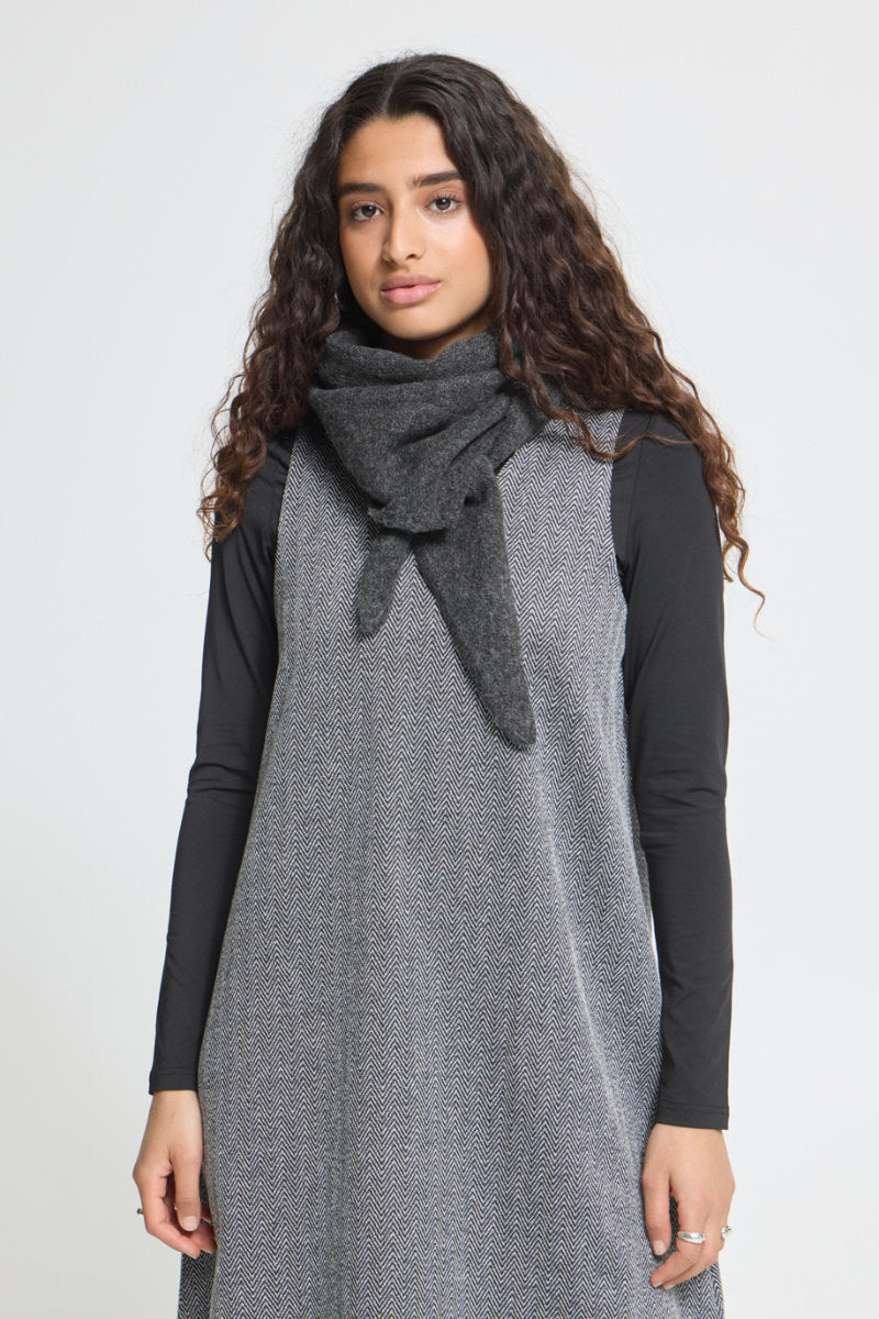 Gry triangle scarf, charcoal