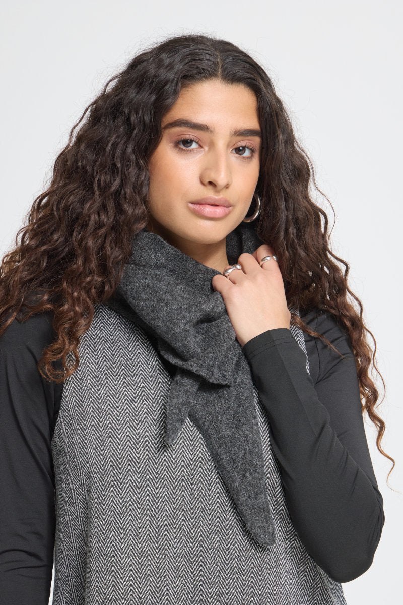 Gry triangle scarf, charcoal