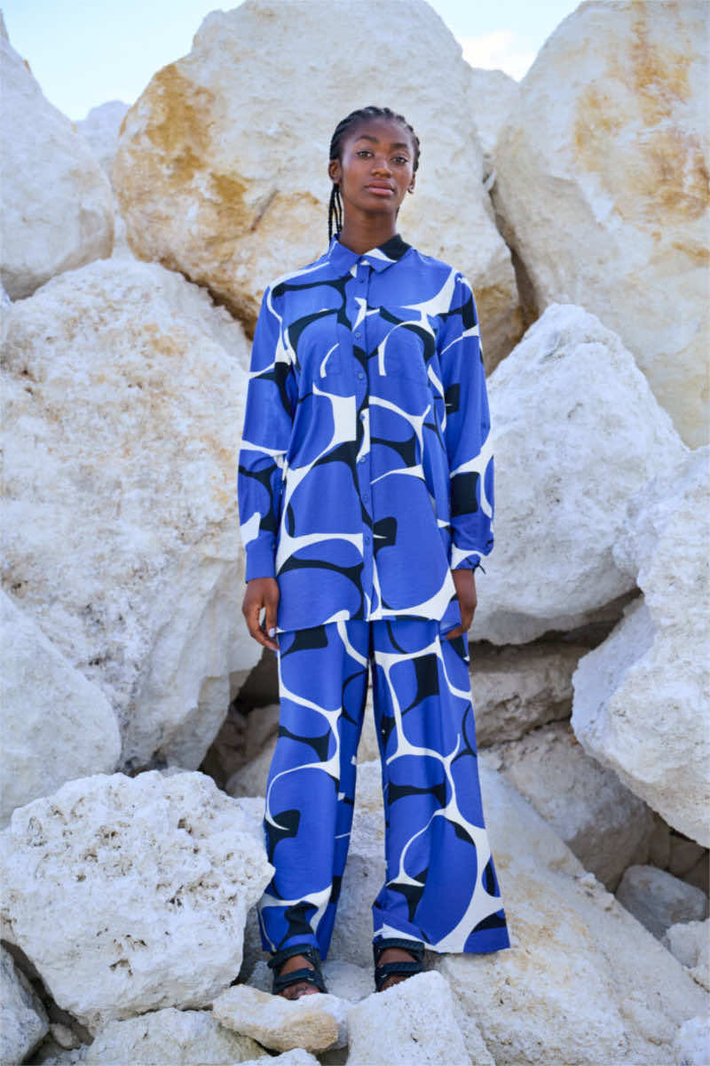 Scarlet trousers, ultramarine