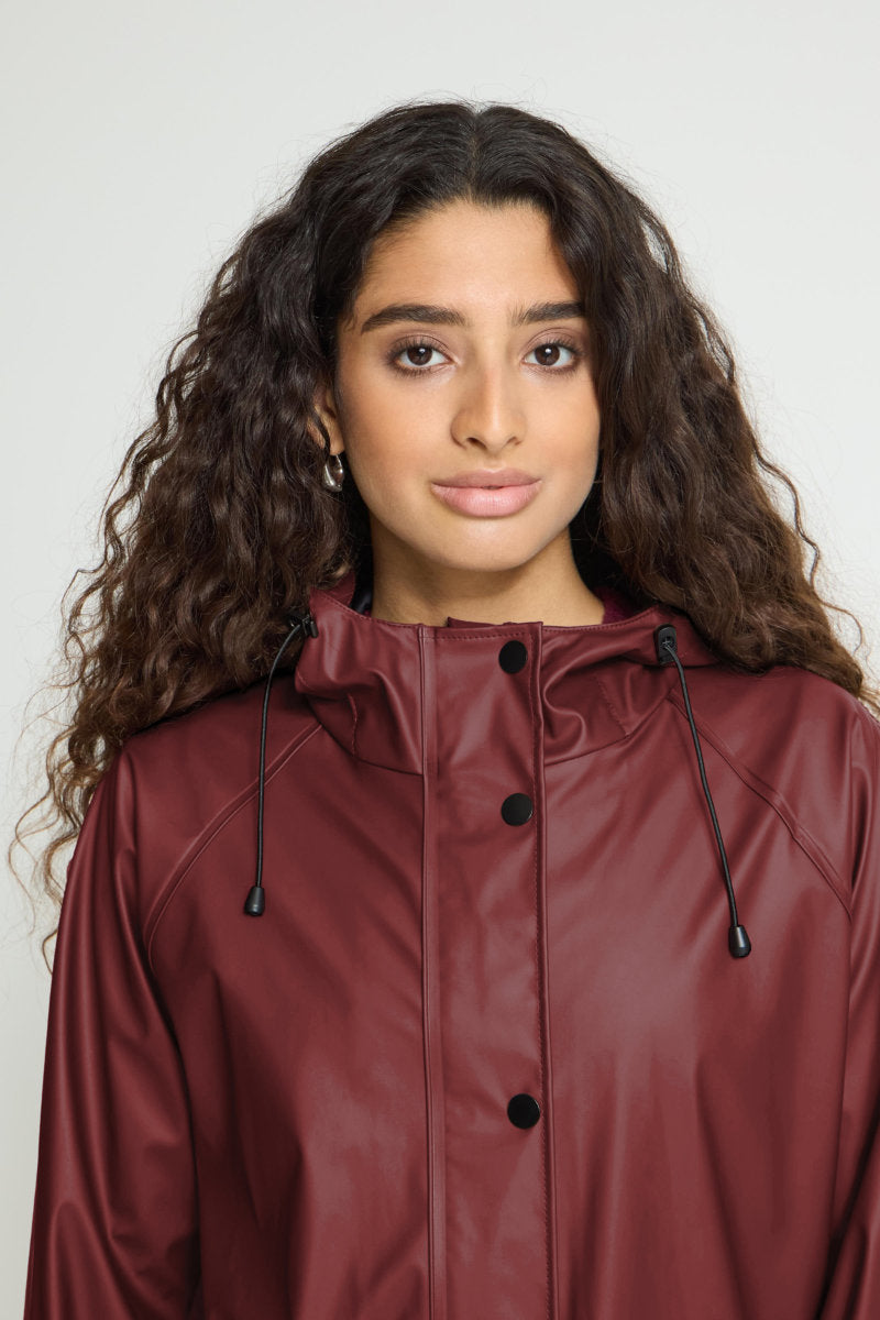 Tazi raincoat, wine