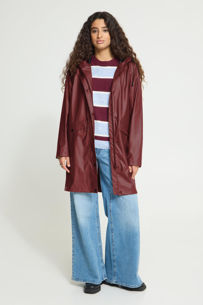Tazi raincoat, wine
