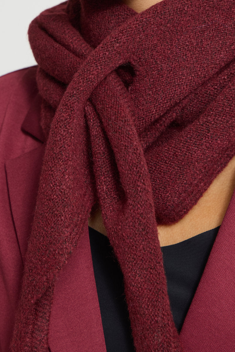 Gry triangle scarf, berry