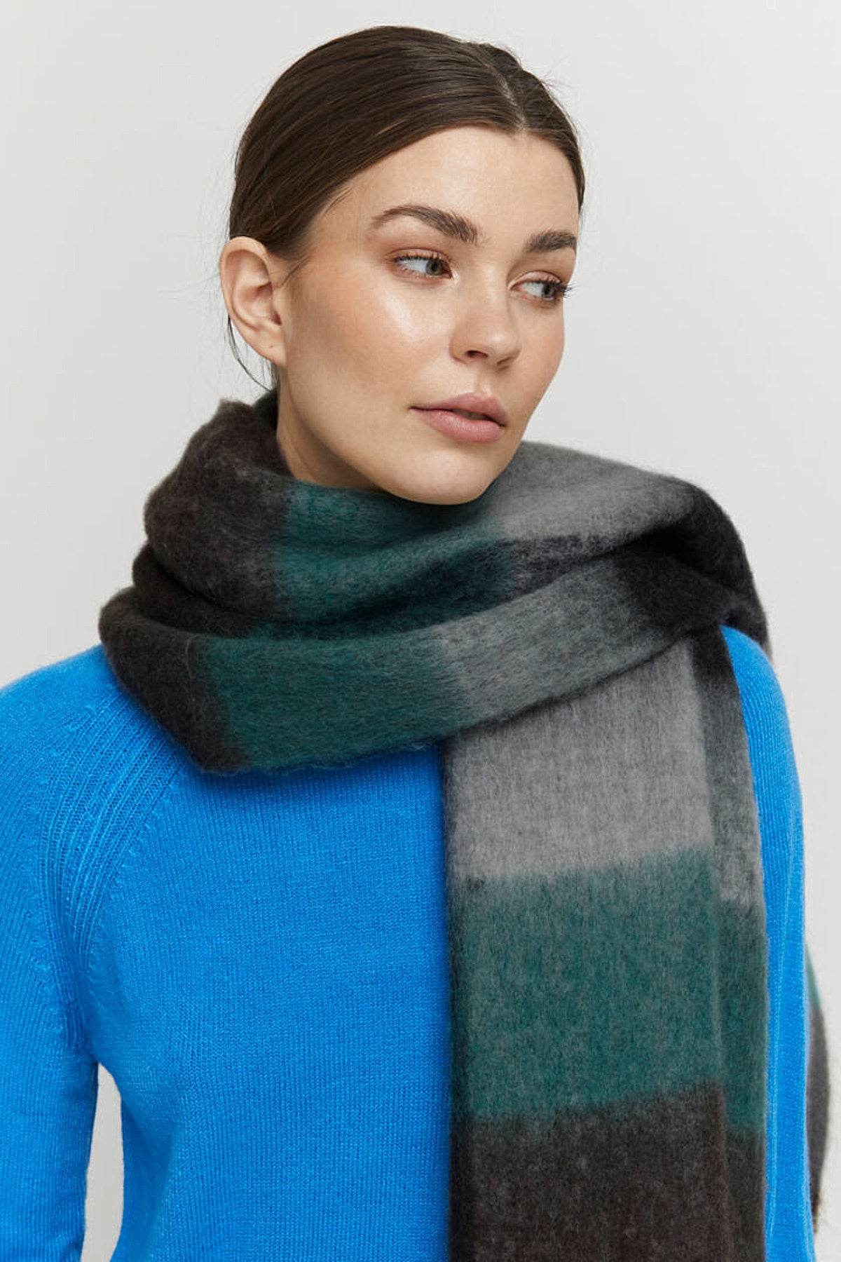 Whita fluffy scarf, Grey teal