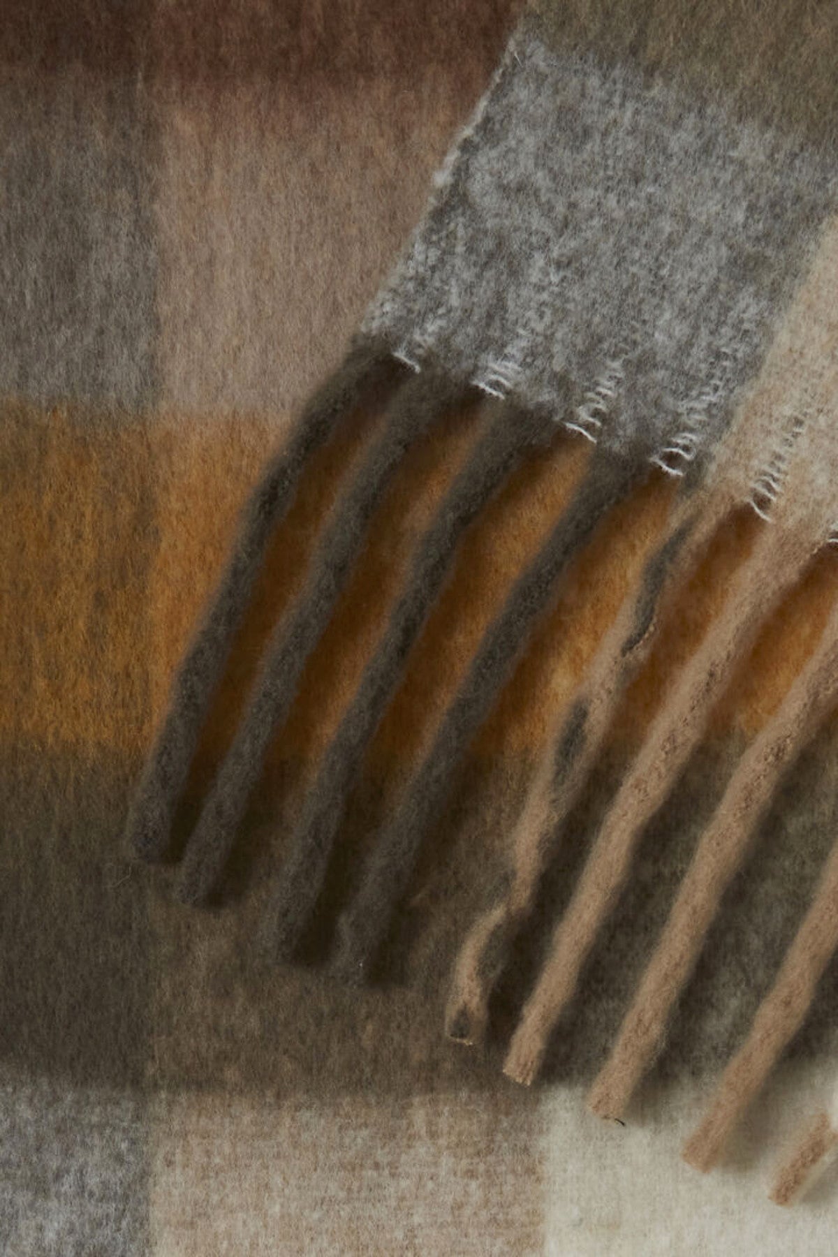 Whita fluffy scarf, Butterscotch