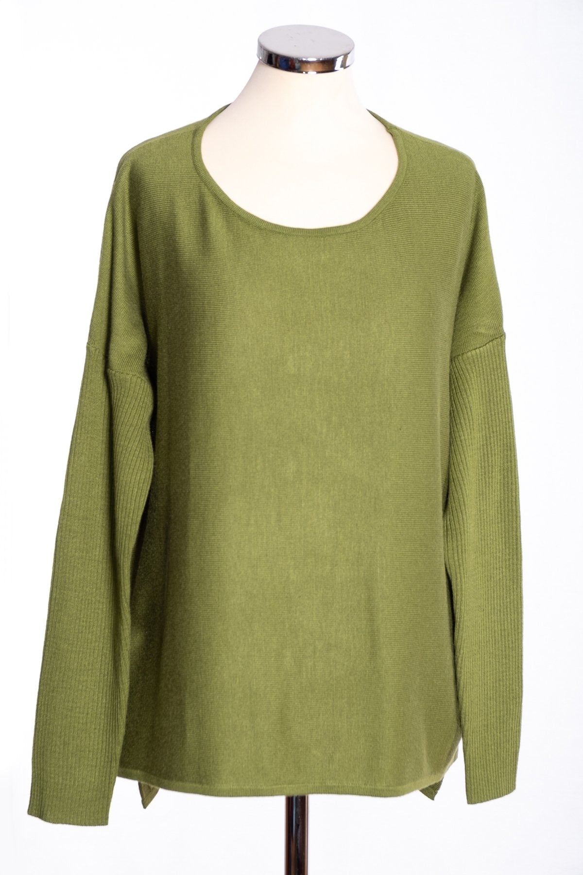 Ginger Toby bow backed jumper, basil, front view