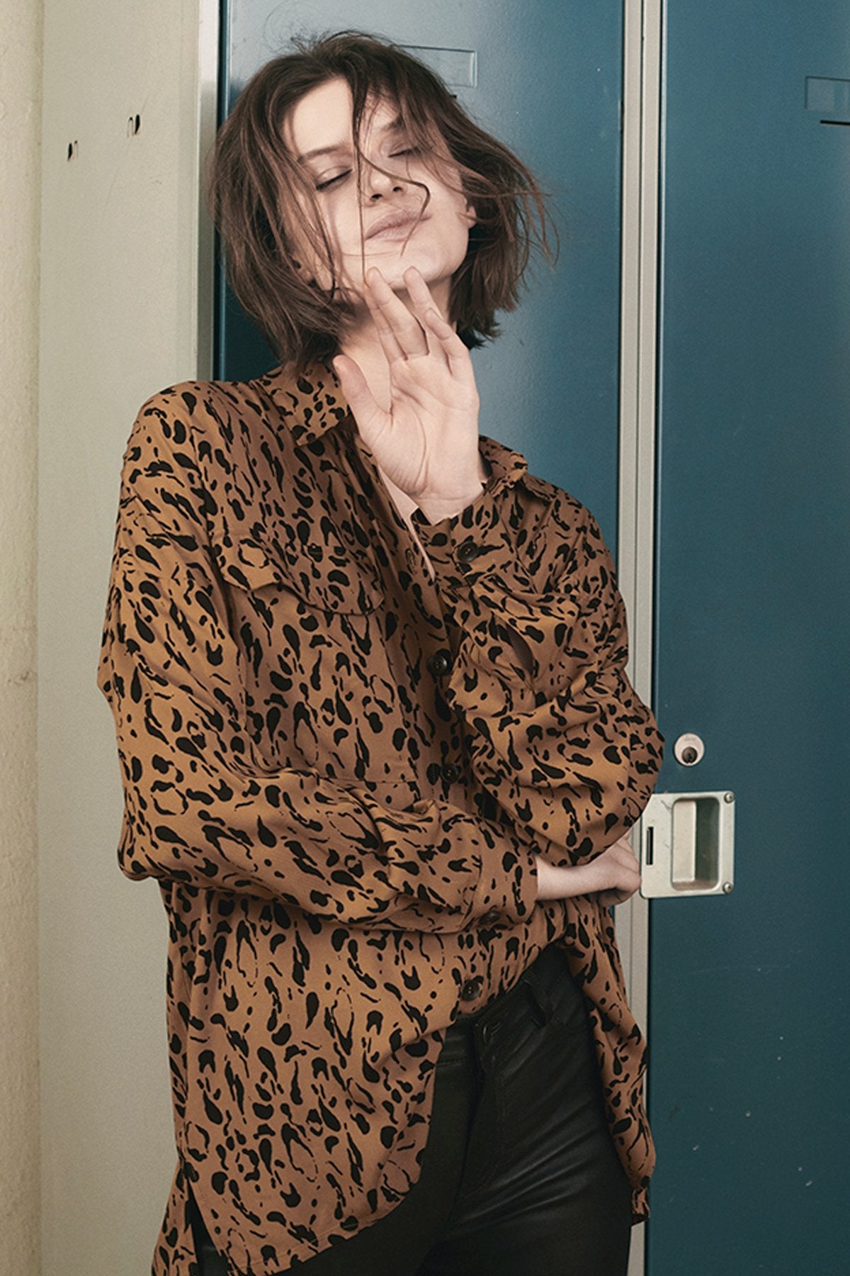 mbyM Kida utility style shirt, brown, model view