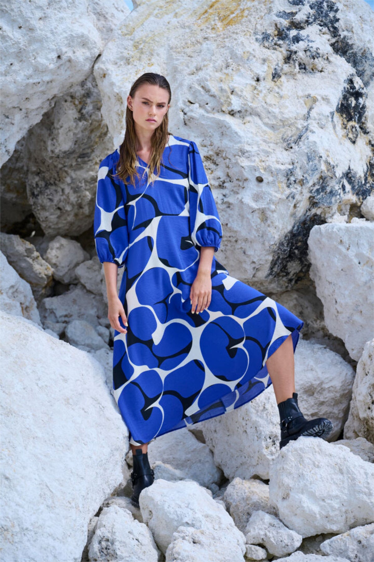 Scarlet dress, ultramarine